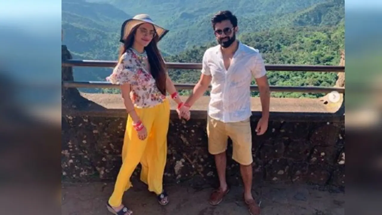 হানিমুন কেমন কাটছে নুসরত নিখিলের! পাহাড় থেকে সমুদ্র, একগুচ্ছ ছবি দিলেন তারকা জুটি