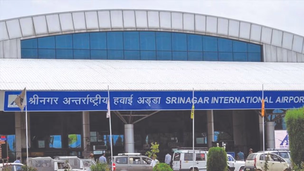 यात्रियों की मुसीबत बढ़ी, श्रीनगर से दिल्ली की फ्लाइट्स में टिकट के दाम में 5 गुना इजाफा यात्रियों की मुसीबत बढ़ी, श्रीनगर से दिल्ली की फ्लाइट्स में टिकट के दाम में 5 गुना इजाफा