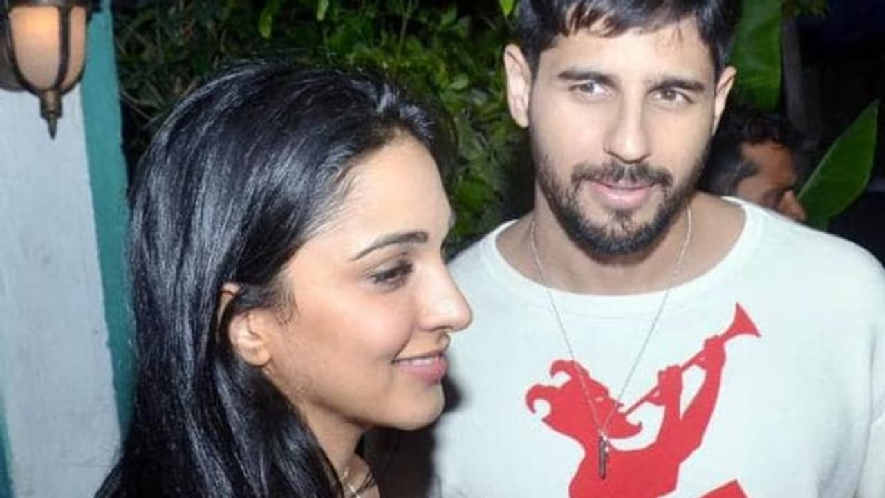 ఎఫైర్ లేదంటూనే.. పార్టీ తరువాత అతడి కారులో..!