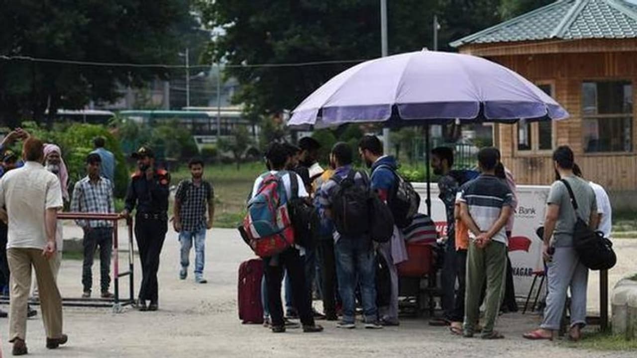 కశ్మీర్‌లో తెలుగు విద్యార్ధుల అవస్థలు: స్పందించిన తెలంగాణ ప్రభుత్వం