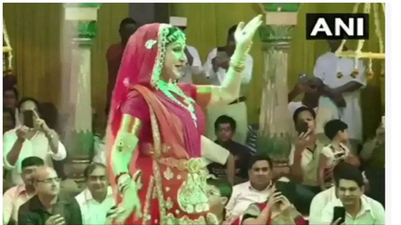 हेमा मालिनी ने झूलनोत्सव के मौके पर किया डांस, पब्लिक बोली आपको इसलिए नहीं चुना... हेमा मालिनी ने झूलनोत्सव के मौके पर किया डांस, पब्लिक बोली आपको इसलिए नहीं चुना...