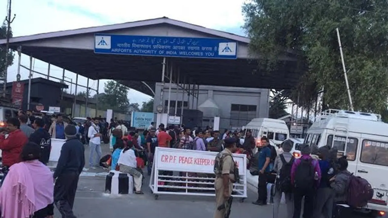 कश्मीरी लोगों को केन्द्र सरकार ने दी थोड़ी राहत, आंशिक रुप से बहाल की गई फोन और इंटरनेट सेवा
