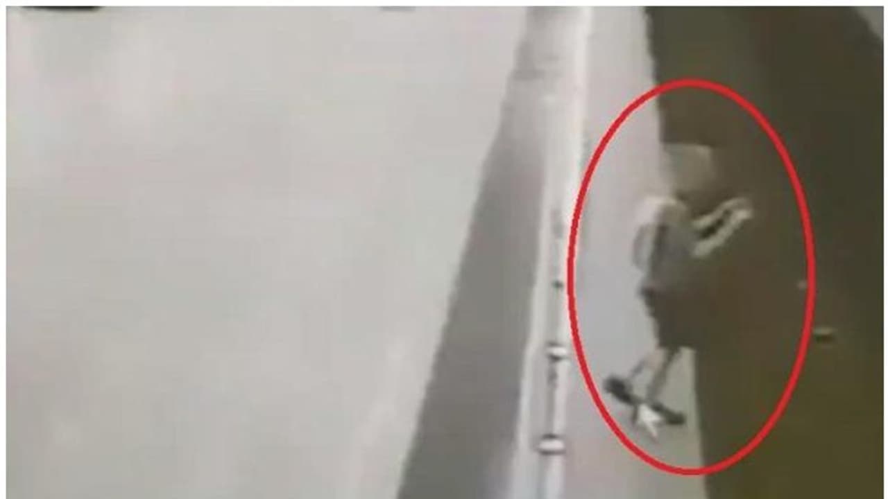 മൊബൈലില് നോക്കി നടന്ന് റെയില്വേ ട്രാക്കില് വീഴുന്ന ഒമ്പതു വയസ്സുകാരന്; വീഡിയോ മൊബൈലില് നോക്കി നടന്ന് റെയില്വേ ട്രാക്കില് വീഴുന്ന ഒമ്പതു വയസ്സുകാരന്; വീഡിയോ