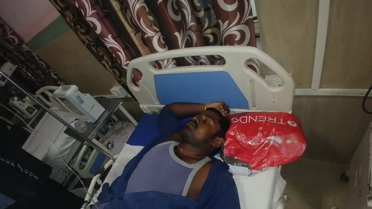 ప్రాణాల మీదకు తెచ్చిన గ్రామవాలంటీర్ పోస్ట్ : ఎమ్మెల్యే ఇంటిముందు యువకుడు ఆత్మహత్య ప్రాణాల మీదకు తెచ్చిన గ్రామవాలంటీర్ పోస్ట్ : ఎమ్మెల్యే ఇంటిముందు యువకుడు ఆత్మహత్య