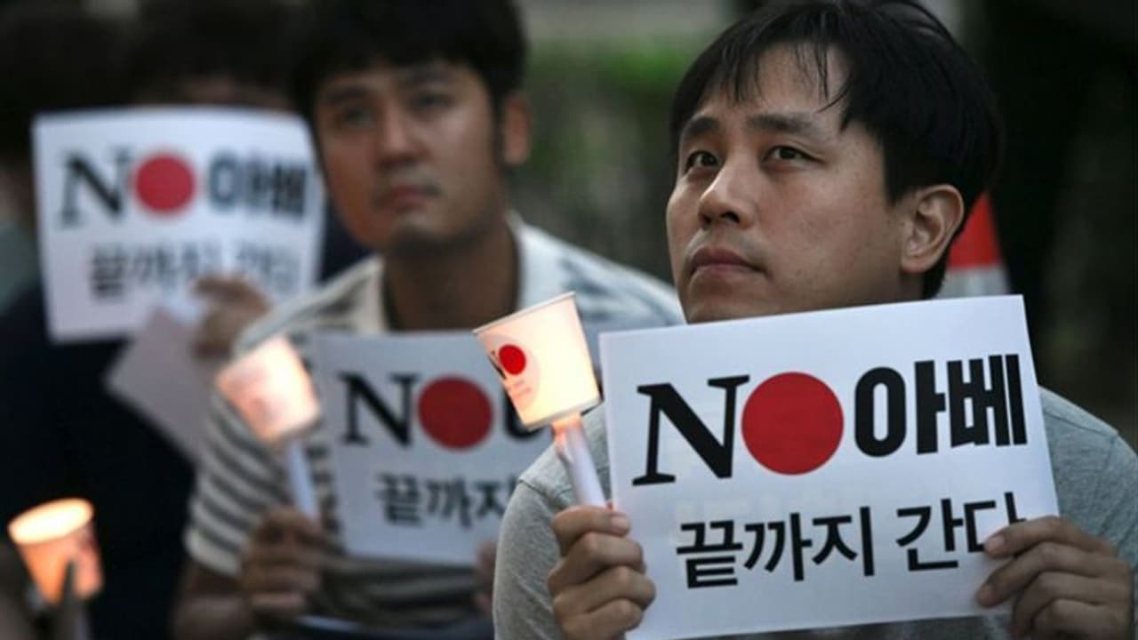 ജപ്പാന് കൊറിയ 'സാമ്പത്തിക യുദ്ധം' കടുക്കുന്നു, സ്മാര്ട്ട്ഫോണ് വിപണി വന് ആശങ്കയില് ജപ്പാന് കൊറിയ 'സാമ്പത്തിക യുദ്ധം' കടുക്കുന്നു, സ്മാര്ട്ട്ഫോണ് വിപണി വന് ആശങ്കയില്