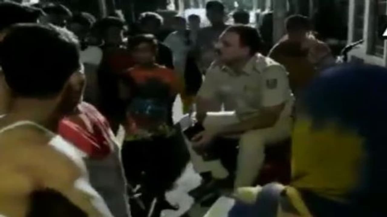 পুলিশের উপর চড়াও এলাকার বাসিন্দারা, শূন্যে গুলি করে চম্পট কনস্টেবলের