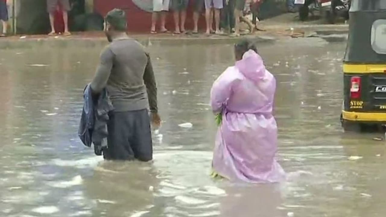 ముంబైని ముంచెత్తిన వర్షాలు, గోదావరి ఉగ్రరూపం: రెడ్ అలర్ట్