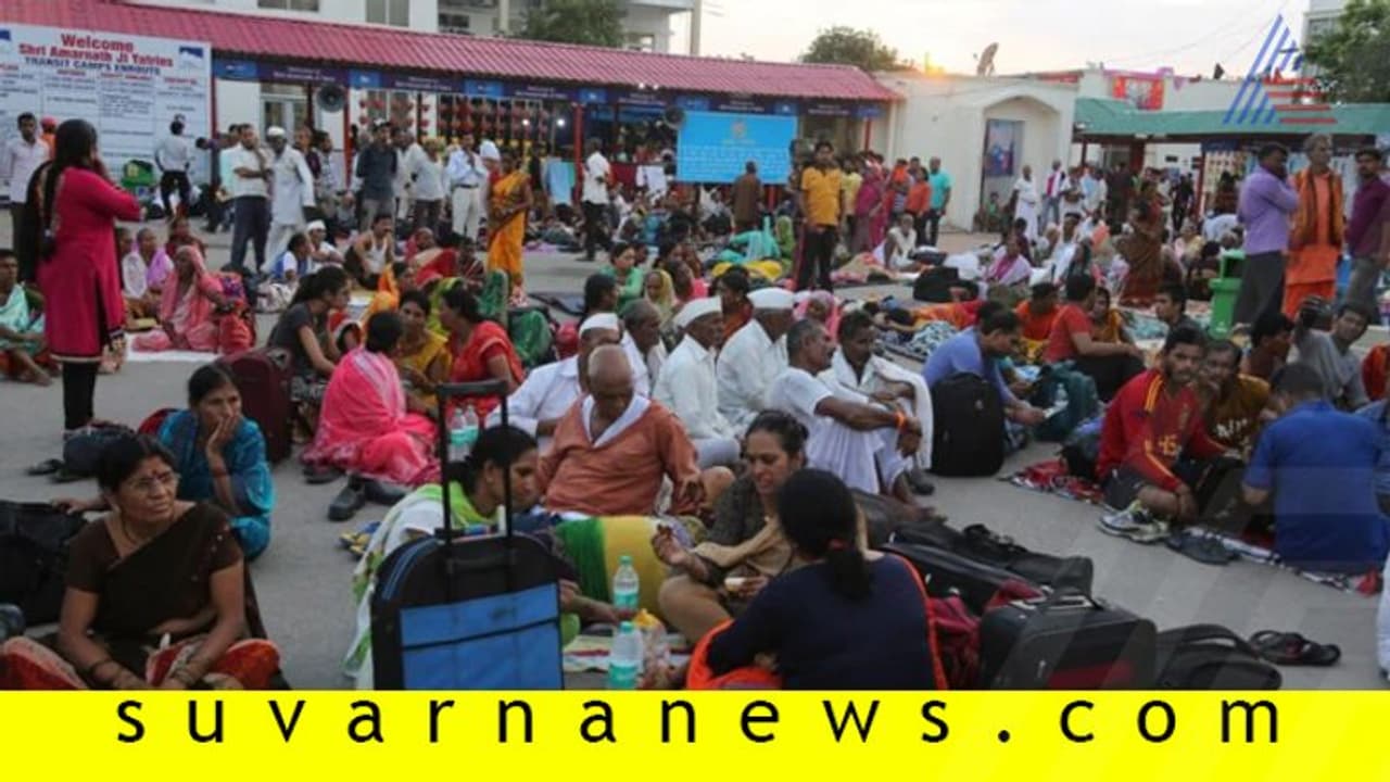 ಶ್ರೀನಗರದಲ್ಲಿ ವಿಮಾನಯಾನ ಕಂಪನಿಗಳಿಂದ ಜನರ ಸುಲಿಗೆ, 3000 ಟಿಕೆಟ್ಗೆ 22000 ರು.! ಶ್ರೀನಗರದಲ್ಲಿ ವಿಮಾನಯಾನ ಕಂಪನಿಗಳಿಂದ ಜನರ ಸುಲಿಗೆ, 3000 ಟಿಕೆಟ್ಗೆ 22000 ರು.!