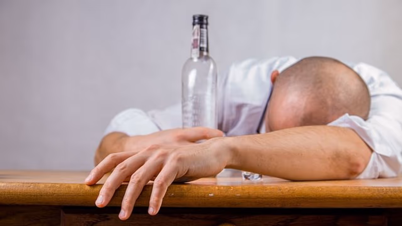 மதுவில் கொக்கு மருந்தை கலந்து குடித்த சகோதரர்கள்..! அதிக போதைக்கு ஆசைப்பட்டு உயிரை விட்ட பரிதாபம்..! மதுவில் கொக்கு மருந்தை கலந்து குடித்த சகோதரர்கள்..! அதிக போதைக்கு ஆசைப்பட்டு உயிரை விட்ட பரிதாபம்..!