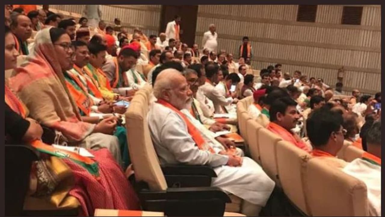 ബിജെപി എംപിമാരെ അച്ചടക്കം 'ക്ലാസെടുത്ത്' പഠിപ്പിച്ച് മോദി ബിജെപി എംപിമാരെ അച്ചടക്കം 'ക്ലാസെടുത്ത്' പഠിപ്പിച്ച് മോദി