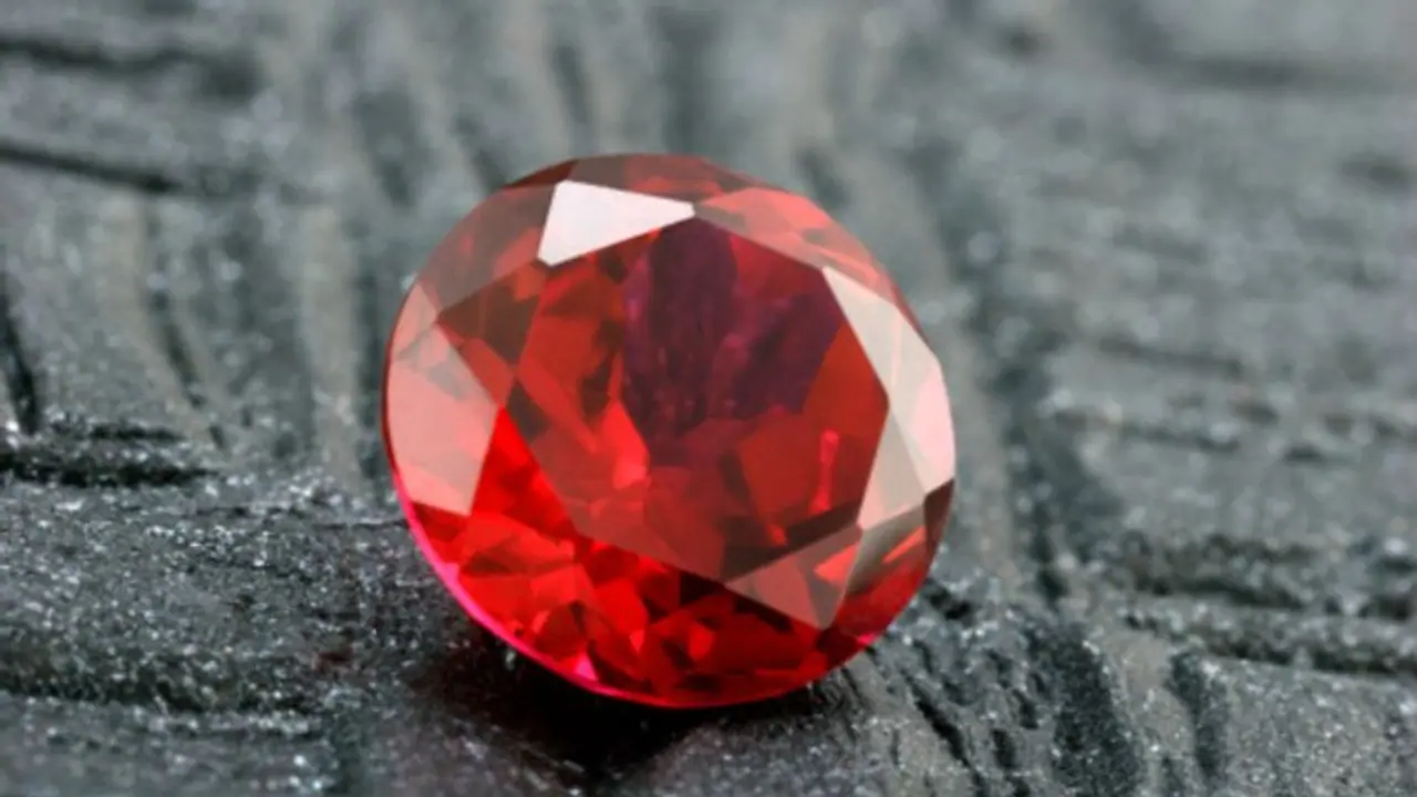 এই রত্ন ধারণ করলেই ক্ষেত্রে উচ্চ পদ লাভ বাড়বে বেতন, জেনে নিন এর অলৌকিক গুণ