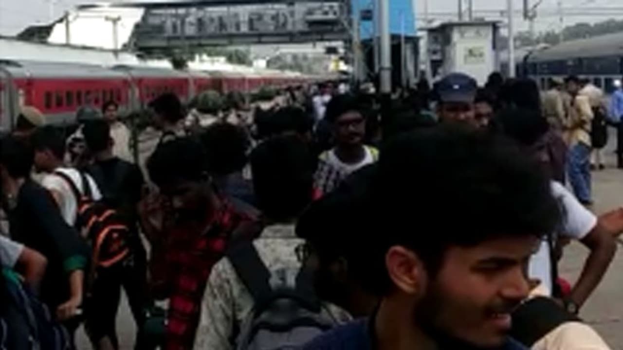 ఢిల్లీ చేరుకున్న శ్రీనగర్ నిట్ తెలుగు విద్యార్ధులు: మరికొద్దిసేపట్లో హైదరాబాద్కు.. ఢిల్లీ చేరుకున్న శ్రీనగర్ నిట్ తెలుగు విద్యార్ధులు: మరికొద్దిసేపట్లో హైదరాబాద్కు..