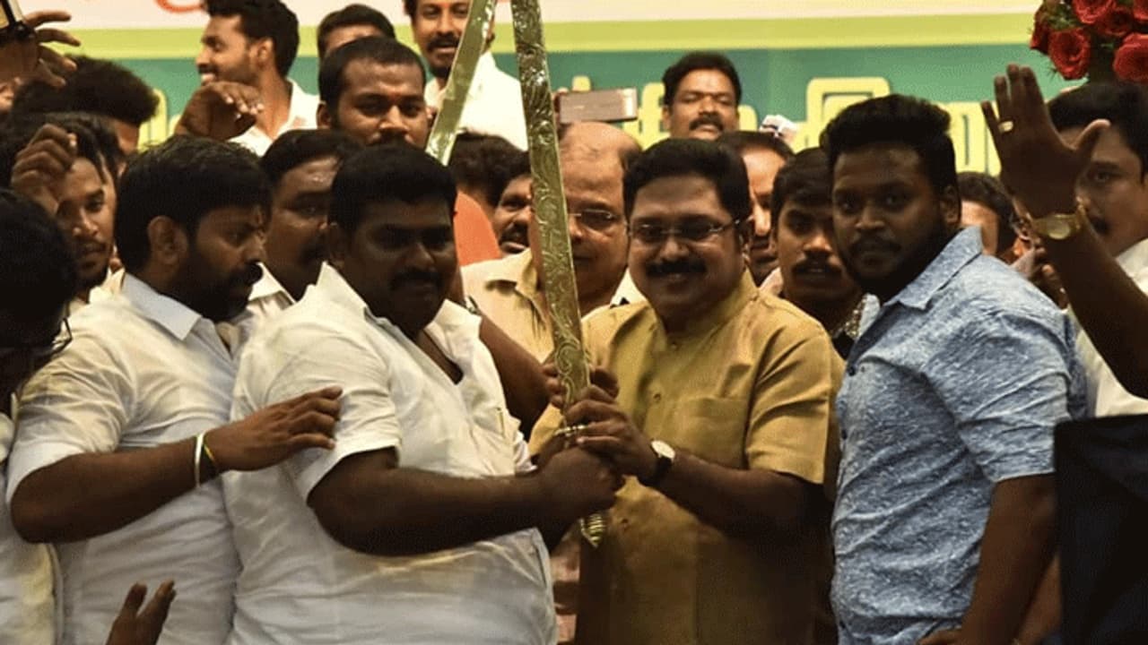 அம்மா வளர்த்த சிங்கக் குட்டிகள் நாங்க..! சீரும் தினகரன்..! அம்மா வளர்த்த சிங்கக் குட்டிகள் நாங்க..! சீரும் தினகரன்..!