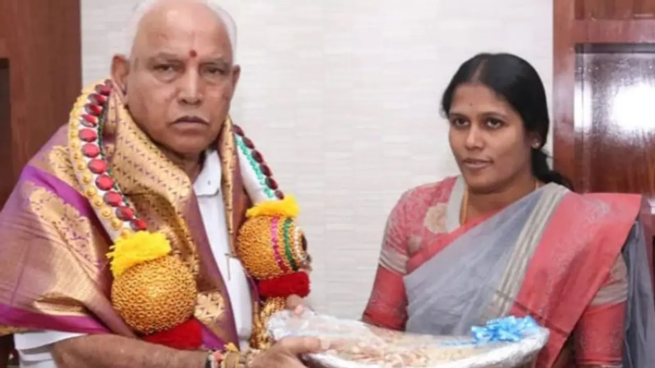 Bengaluru mayor fined Rs 500 for presenting gift wrapped in plastic to CM Yediyurappa Bengaluru mayor fined Rs 500 for presenting gift wrapped in plastic to CM Yediyurappa