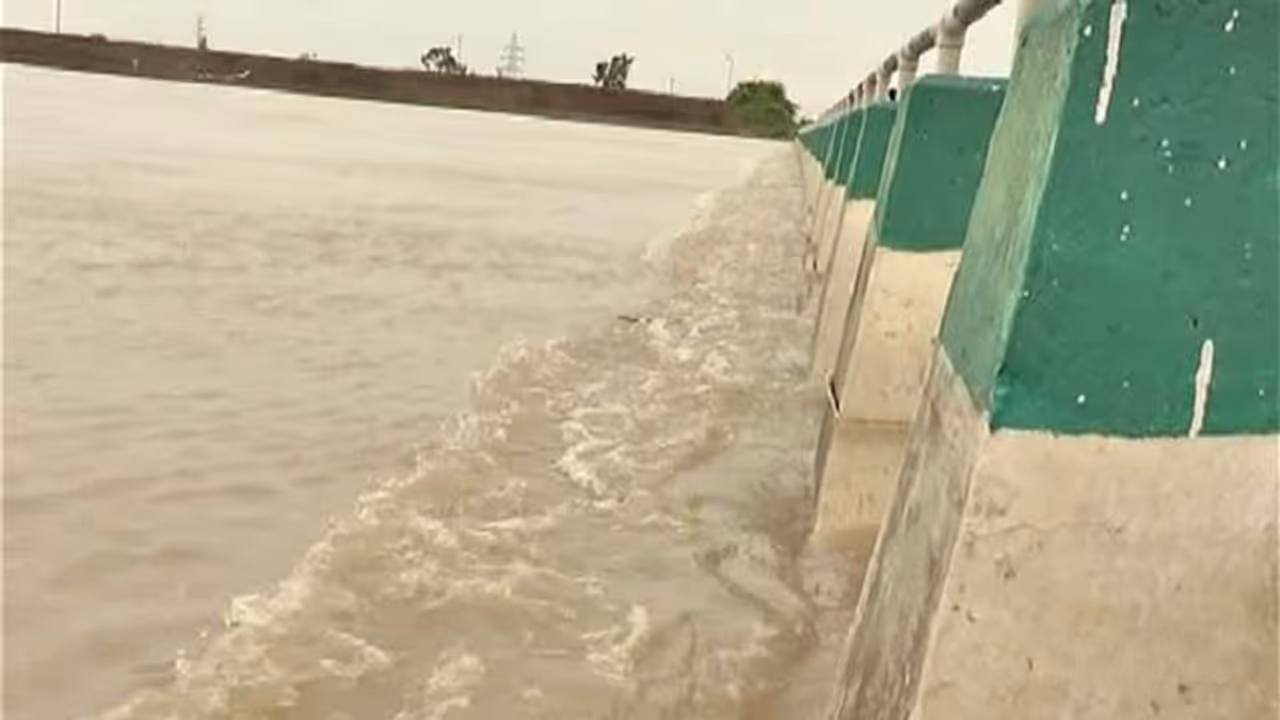 ಉ. ಕರ್ನಾಟಕದ 6 ಜಿಲ್ಲೆಗಳಲ್ಲಿ ಭಾರೀ ಪ್ರವಾಹ: ಬದುಕು ನೀರುಪಾಲು! ಉ. ಕರ್ನಾಟಕದ 6 ಜಿಲ್ಲೆಗಳಲ್ಲಿ ಭಾರೀ ಪ್ರವಾಹ: ಬದುಕು ನೀರುಪಾಲು!