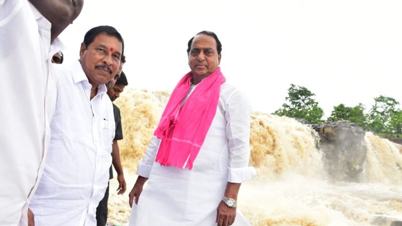 పొచ్చెర జలపాతం వద్ద మంత్రి ఇంద్రకరణ్ రెడ్డి సందడి పొచ్చెర జలపాతం వద్ద మంత్రి ఇంద్రకరణ్ రెడ్డి సందడి