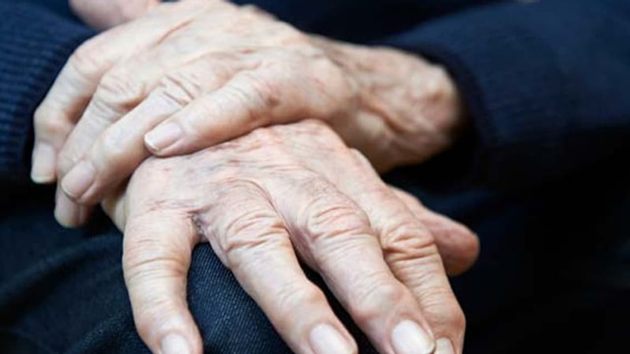 దారుణం: 90 ఏళ్ల వృద్ధురాలిపై 25 ఏళ్ల యువకుడు అత్యాచారం