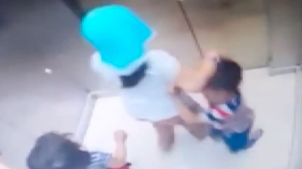 भाई के लिए यमराज से भिड़ गई ये बच्ची, राखी से पहले वायरल हुआ VIDEO भाई के लिए यमराज से भिड़ गई ये बच्ची, राखी से पहले वायरल हुआ VIDEO