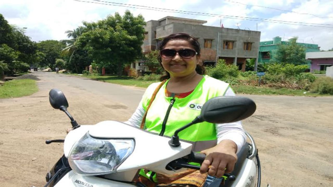 সংসারে অনটন নেই, স্বাবলম্বী হতেই ওলা বাইক চালাচ্ছেন দুর্গাপুরের গৃহবধূ সংসারে অনটন নেই, স্বাবলম্বী হতেই ওলা বাইক চালাচ্ছেন দুর্গাপুরের গৃহবধূ