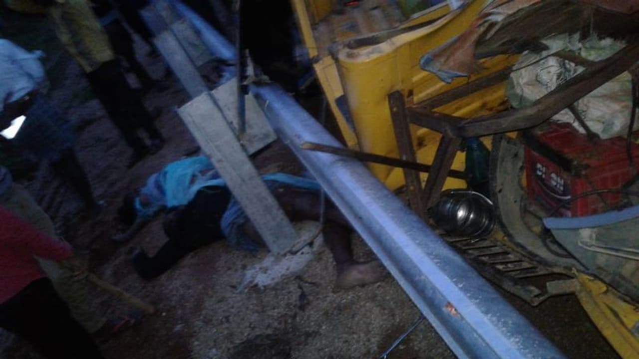 మహబూబ్ నగర్ జిల్లాలో రోడ్డు ప్రమాదం: 14 మంది మృతి