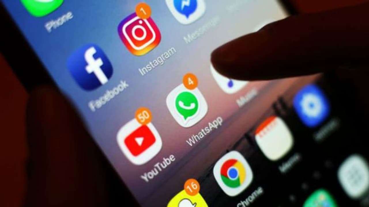 ಖುಷ್ ಖುಷಿಯಾಗಿರ್ಬೇಕಾ? ಸೋಷಿಯಲ್ ಮೀಡಿಯಾ ಬಳಸೋದ ಬಿಡಿ!