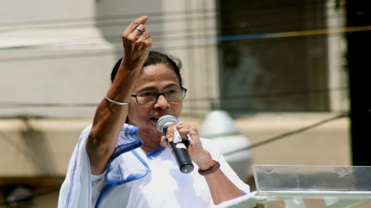 'দিদিকে বলো' তে কেন নালিশ, দলের গোষ্ঠীদ্বন্দ্বে মুখ ফাটল তৃণমূল কর্মীর 'দিদিকে বলো' তে কেন নালিশ, দলের গোষ্ঠীদ্বন্দ্বে মুখ ফাটল তৃণমূল কর্মীর