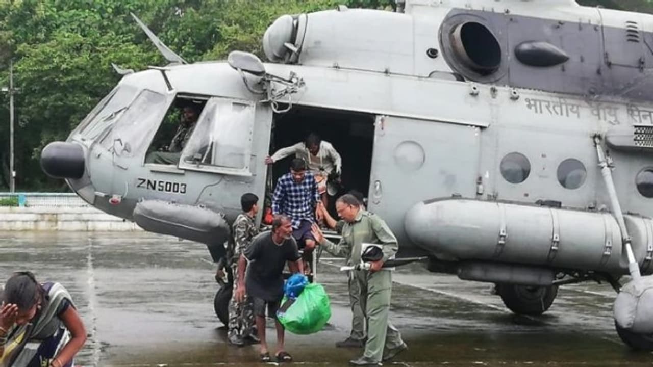 മഹാരാഷ്ട്രയില് കനത്ത മഴ തുടരുന്നു; ദീര്ഘദൂരമടക്കമുള്ള നിരവധി ട്രെയിനുകള് റദ്ദാക്കി മഹാരാഷ്ട്രയില് കനത്ത മഴ തുടരുന്നു; ദീര്ഘദൂരമടക്കമുള്ള നിരവധി ട്രെയിനുകള് റദ്ദാക്കി
