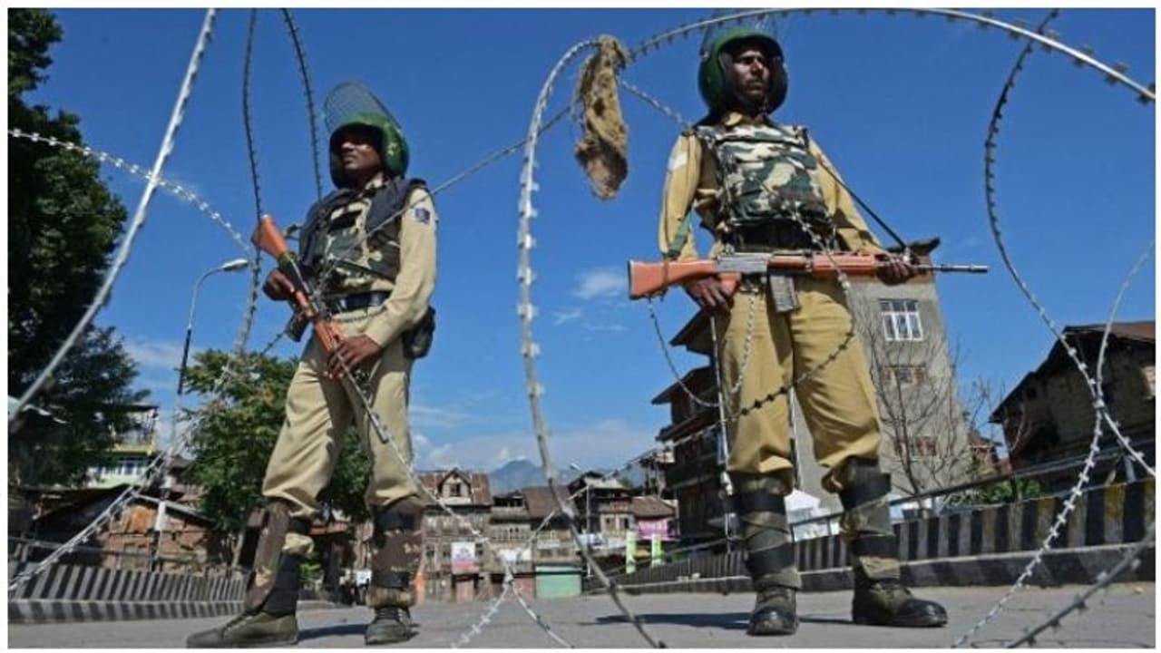 ఆర్టికల్ 370 రద్దు: కశ్మీర్ లో రక్తపాతానికి అదే కారణమన్న అమిత్ షా, లైవ్ అప్డేట్స్ ఆర్టికల్ 370 రద్దు: కశ్మీర్ లో రక్తపాతానికి అదే కారణమన్న అమిత్ షా, లైవ్ అప్డేట్స్