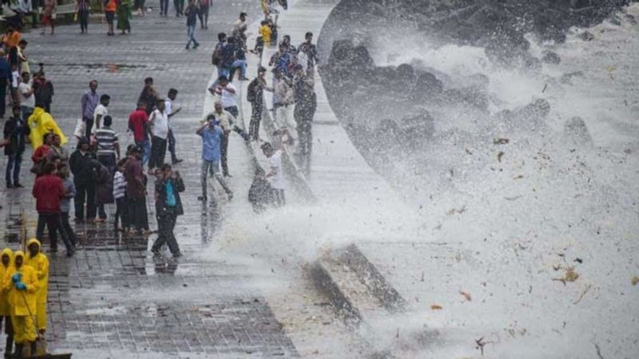 ముంబైని ముంచెతుత్తున వర్షాలు: మరో ఐదు రోజులు వానలు ముంబైని ముంచెతుత్తున వర్షాలు: మరో ఐదు రోజులు వానలు