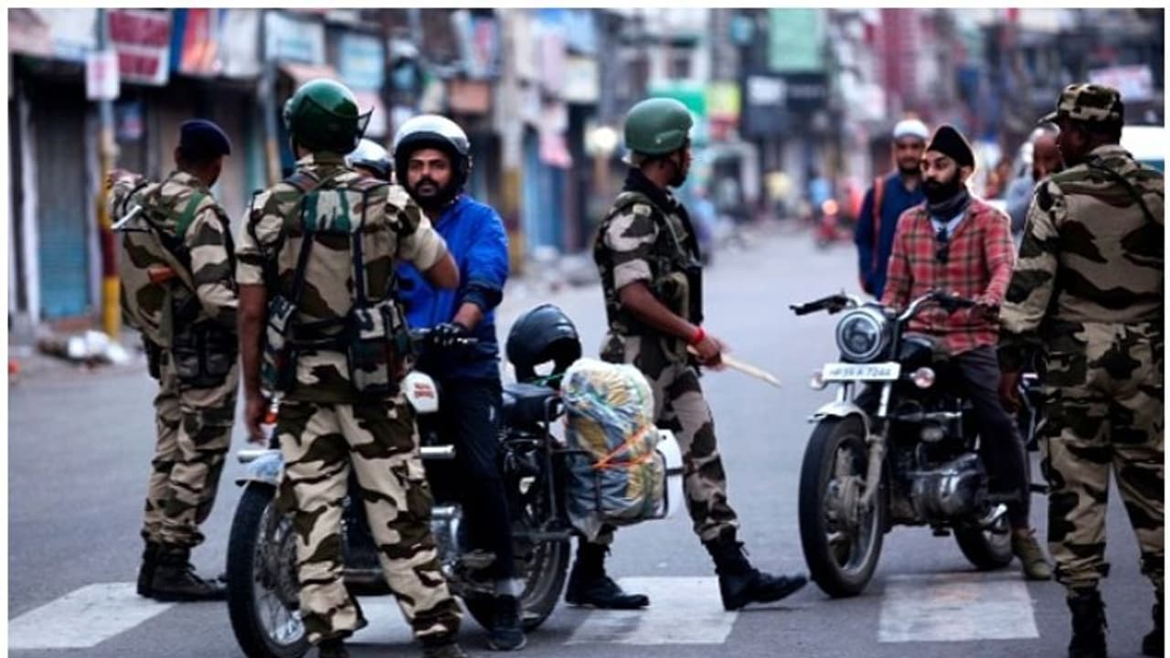 സൈനികവിന്യാസം, നിരോധനാജ്ഞ, നേതാക്കളുടെ വീട്ടുതടങ്കല്; പരിഭ്രാന്തിയില് കശ്മീരിലെ ജനങ്ങള് സൈനികവിന്യാസം, നിരോധനാജ്ഞ, നേതാക്കളുടെ വീട്ടുതടങ്കല്; പരിഭ്രാന്തിയില് കശ്മീരിലെ ജനങ്ങള്