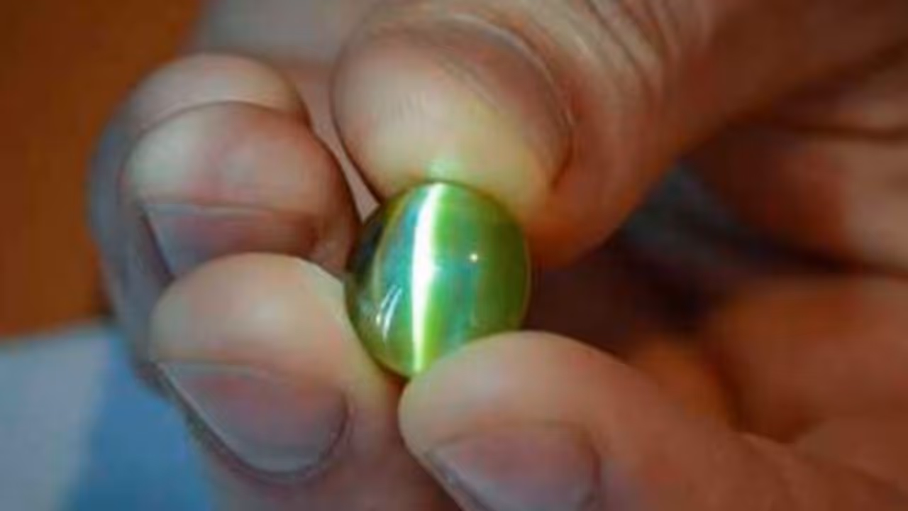 Gemology: ವೈಢೂರ್ಯದ ಪ್ರಯೋಜನಗಳು ಒಂದೆರಡಲ್ಲ, ಆದ್ರೂ ಬೇಕಾಬಿಟ್ಟಿ ಧರಿಸುವಂತಿಲ್ಲ! Gemology: ವೈಢೂರ್ಯದ ಪ್ರಯೋಜನಗಳು ಒಂದೆರಡಲ್ಲ, ಆದ್ರೂ ಬೇಕಾಬಿಟ್ಟಿ ಧರಿಸುವಂತಿಲ್ಲ!