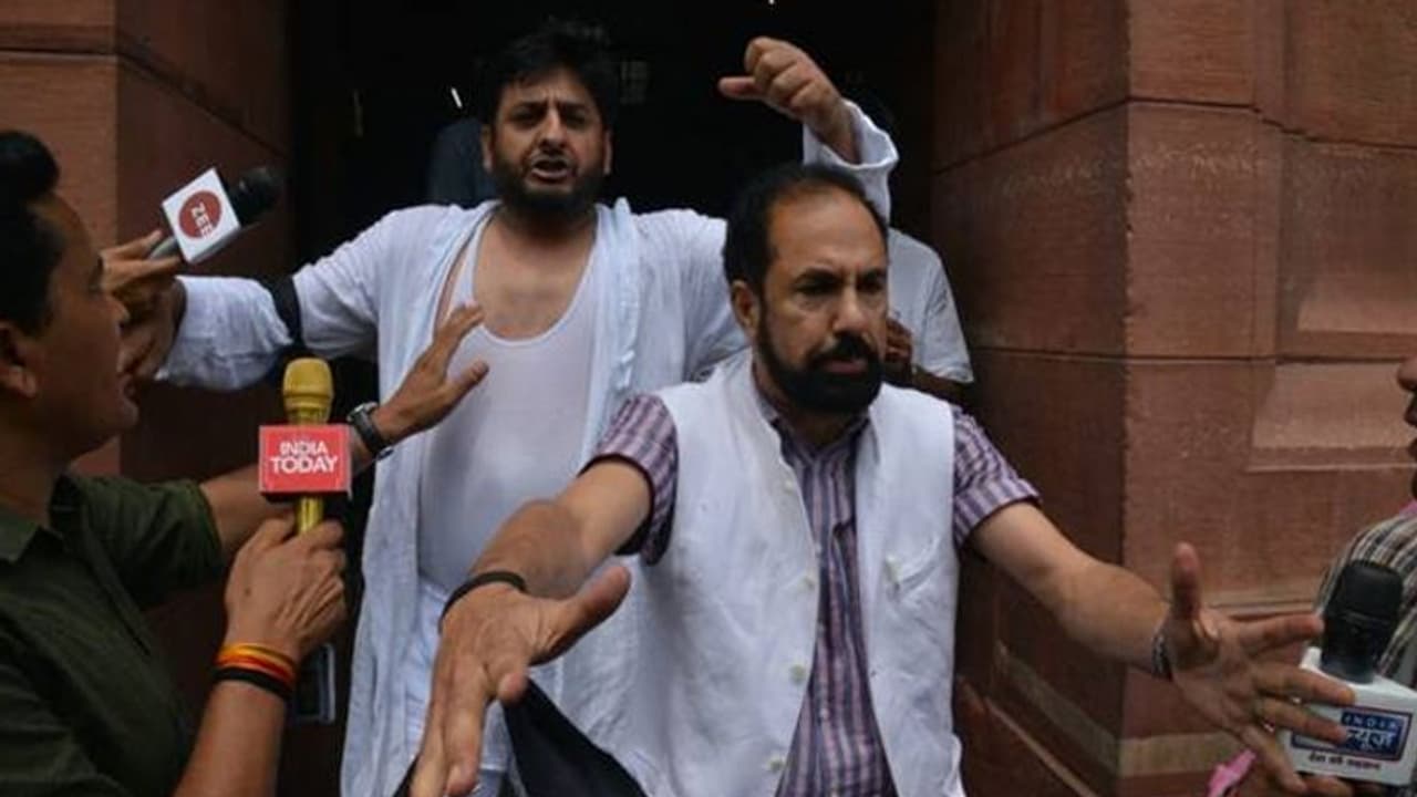 ఆర్టికల్ 370 రద్దు: చొక్కాలు చింపుకుని నిరసన తెలిపిన పీడీపీ సభ్యులు