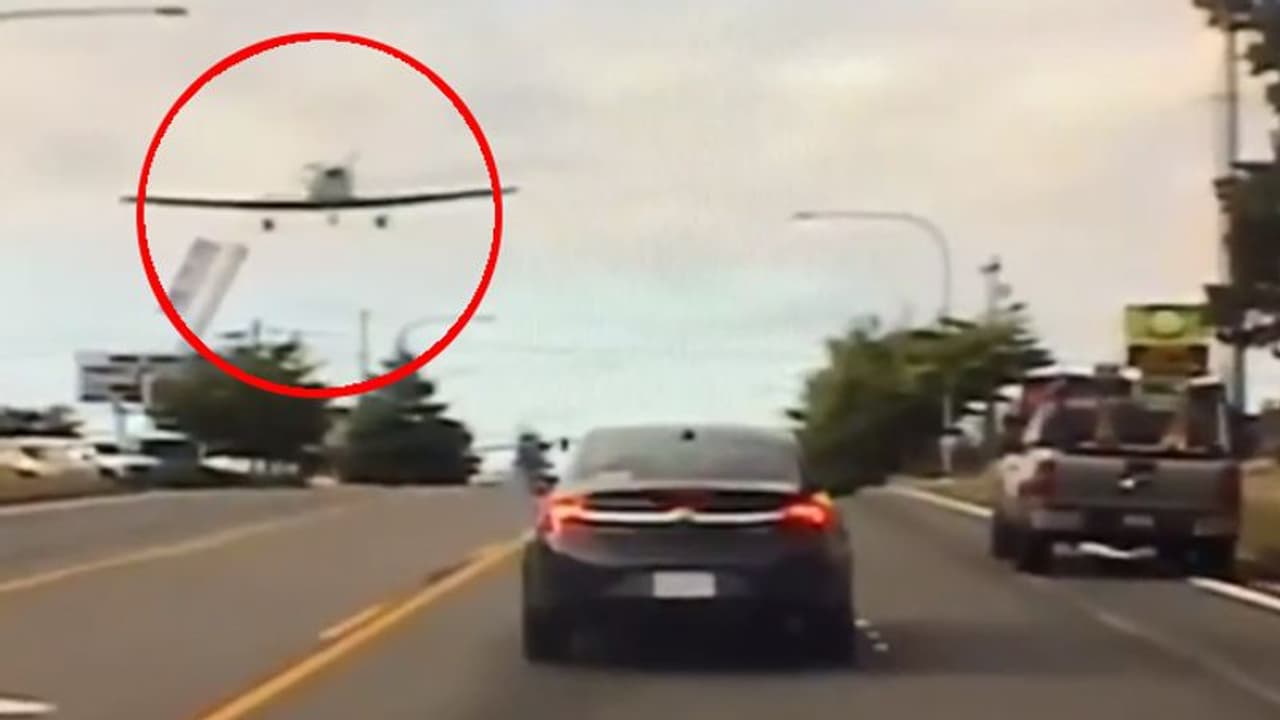 ഇന്ധന സംവിധാനം തകര്ന്നു: തിരക്കുള്ള ഹൈവേയില് പറന്നിറങ്ങി വിമാനം ഇന്ധന സംവിധാനം തകര്ന്നു: തിരക്കുള്ള ഹൈവേയില് പറന്നിറങ്ങി വിമാനം