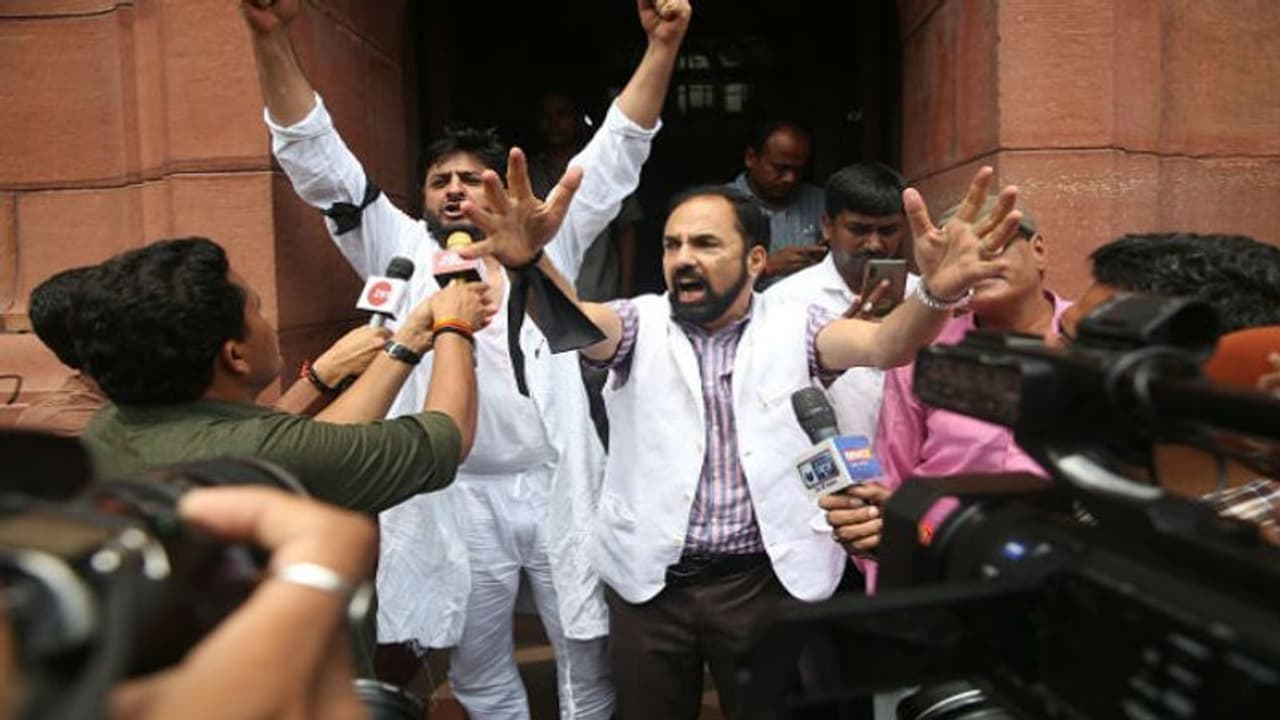 বিজেপি বলছে ঐতিহাসিক পদক্ষেপ, কাশ্মীর সিদ্ধান্তের বিরোধিতা জোটসঙ্গী জেডিইউ এর