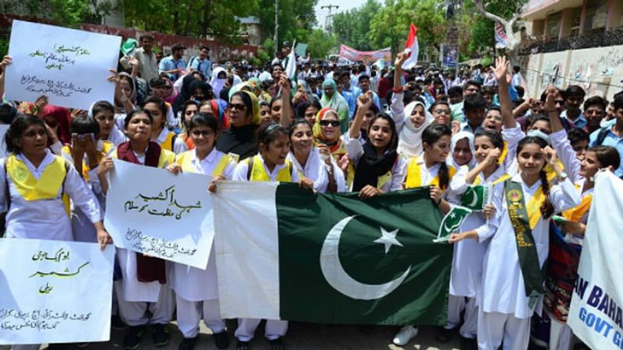 কাশ্মীর নিয়ে ভারতের সিদ্ধান্ত বেআইনি, আন্তর্জাতিক মঞ্চে পাল্টা পদক্ষেপের হুঁশিয়ারি পাকিস্তানের কাশ্মীর নিয়ে ভারতের সিদ্ধান্ত বেআইনি, আন্তর্জাতিক মঞ্চে পাল্টা পদক্ষেপের হুঁশিয়ারি পাকিস্তানের