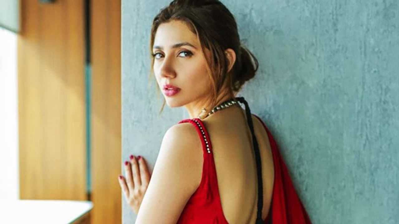 ಕಾಶ್ಮೀರ ಸುಡುತ್ತಿದೆ....ಇರಲಾರದೆ ಇರುವೆ ಬಿಟ್ಗೊಂಡ ನಟಿಗೆ ನೆಟ್ಟಿಗರ ಅದ್ಭುತ ಸಜೇಶನ್ಸ್! ಕಾಶ್ಮೀರ ಸುಡುತ್ತಿದೆ....ಇರಲಾರದೆ ಇರುವೆ ಬಿಟ್ಗೊಂಡ ನಟಿಗೆ ನೆಟ್ಟಿಗರ ಅದ್ಭುತ ಸಜೇಶನ್ಸ್!