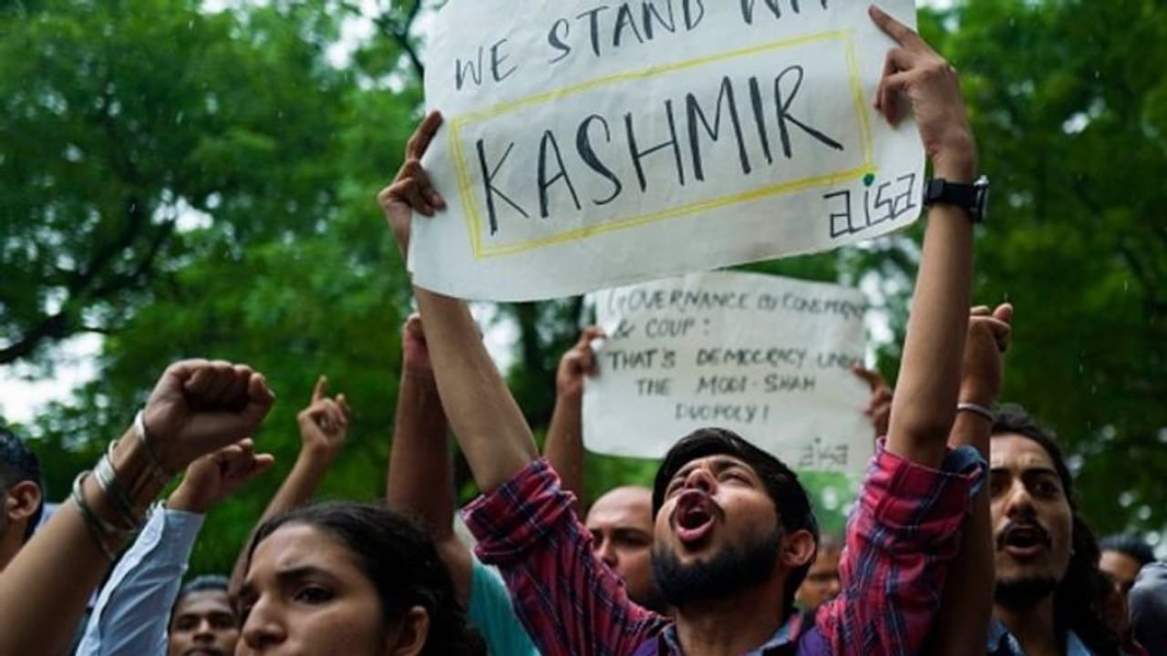 জম্মু কাশ্মীরে ৩৭০ ধারা বাতিল! ভারতের সিদ্ধান্তকে কী নজরে দেখছে আন্তর্জাতিক সংবাদমাধ্যম জম্মু কাশ্মীরে ৩৭০ ধারা বাতিল! ভারতের সিদ্ধান্তকে কী নজরে দেখছে আন্তর্জাতিক সংবাদমাধ্যম