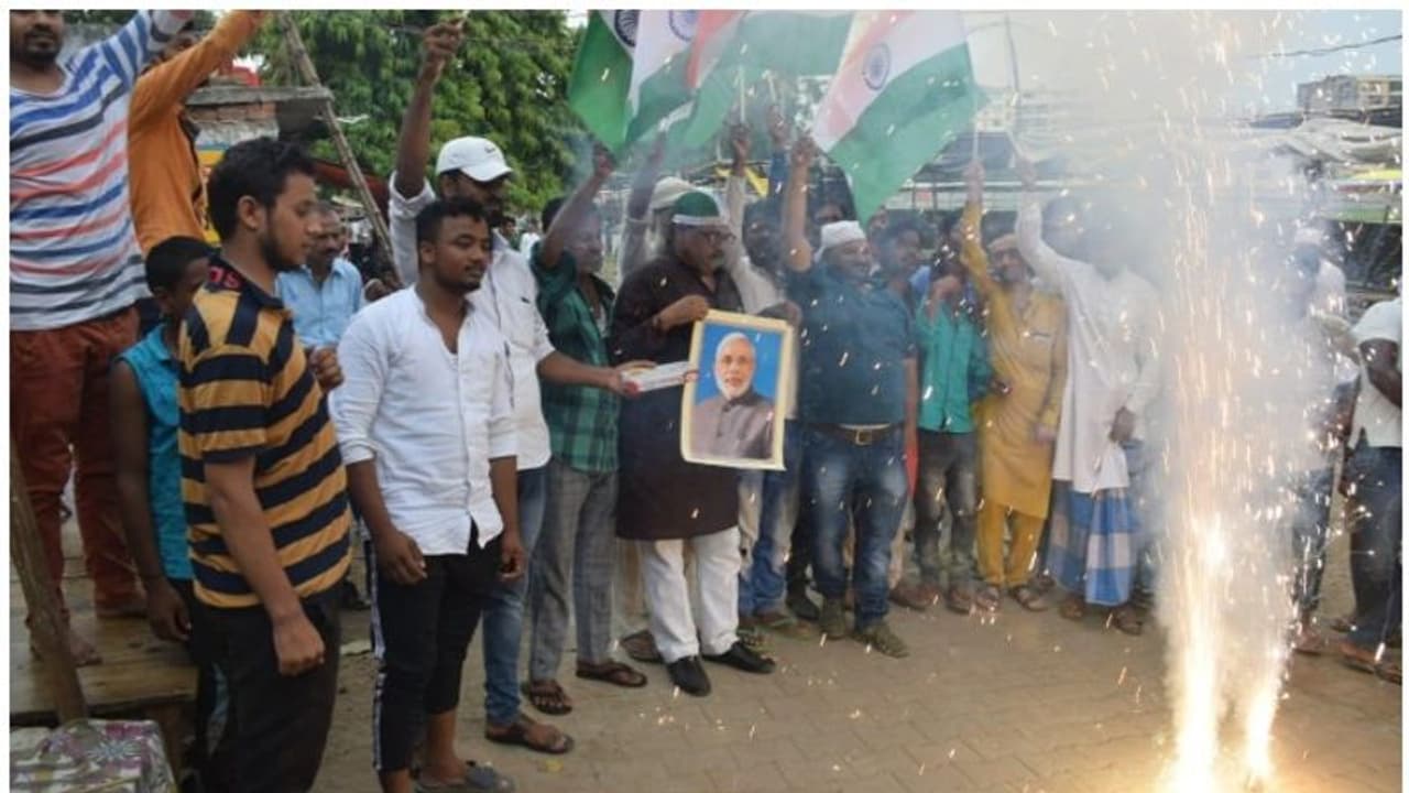 370 हटते ही वाराणसी में लोगों ने मनाया जश्न, मुस्लिम लड़कियों ने कहा अब कश्मीर में फहराएंगे तिरंगा 370 हटते ही वाराणसी में लोगों ने मनाया जश्न, मुस्लिम लड़कियों ने कहा अब कश्मीर में फहराएंगे तिरंगा