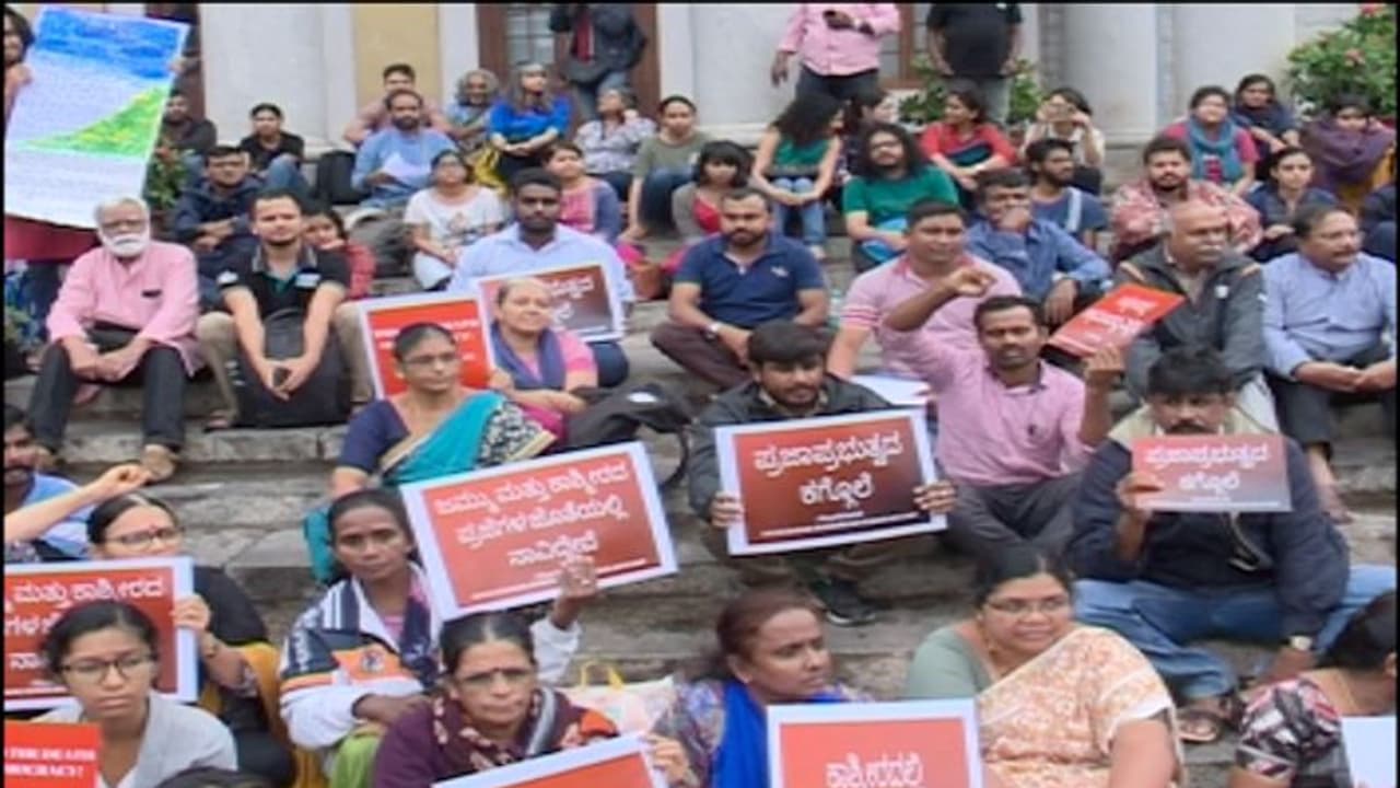 ಬೆಂಗಳೂರು: 370 ರದ್ದು ವಿರೋಧಿಸಿ ಬೀದಿಗಿಳಿದ ಪ್ರಗತಿಪರರು
