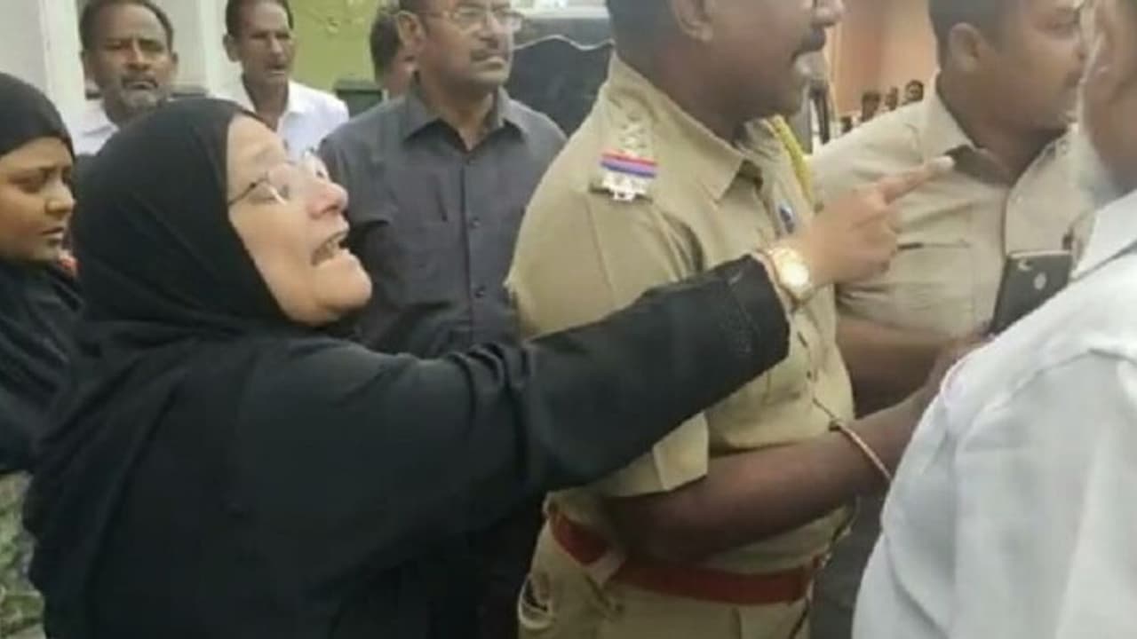 அதிமுகவில் இருந்து என்னை நீக்கியது சந்தோஷம் தான்... முன்னாள் அமைச்சர் நிலோபர் கபில் அதிரடி..!