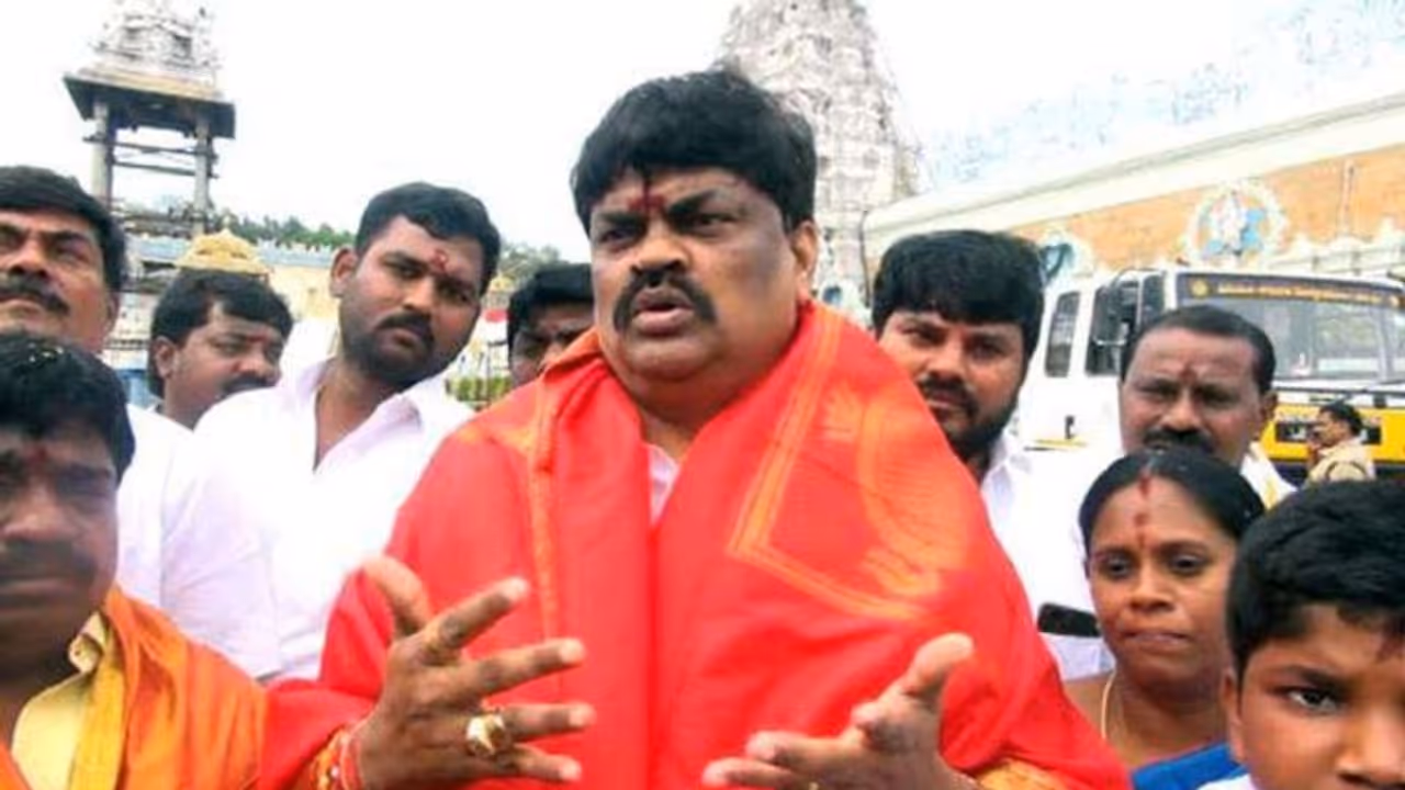 பாலாஜியை தரிசிக்க சென்ற ராஜேந்திர பாலாஜி... 3வது முறையாக அதிமுக ஆட்சி தான்.. அதிரடி சரவெடி..! பாலாஜியை தரிசிக்க சென்ற ராஜேந்திர பாலாஜி... 3வது முறையாக அதிமுக ஆட்சி தான்.. அதிரடி சரவெடி..!