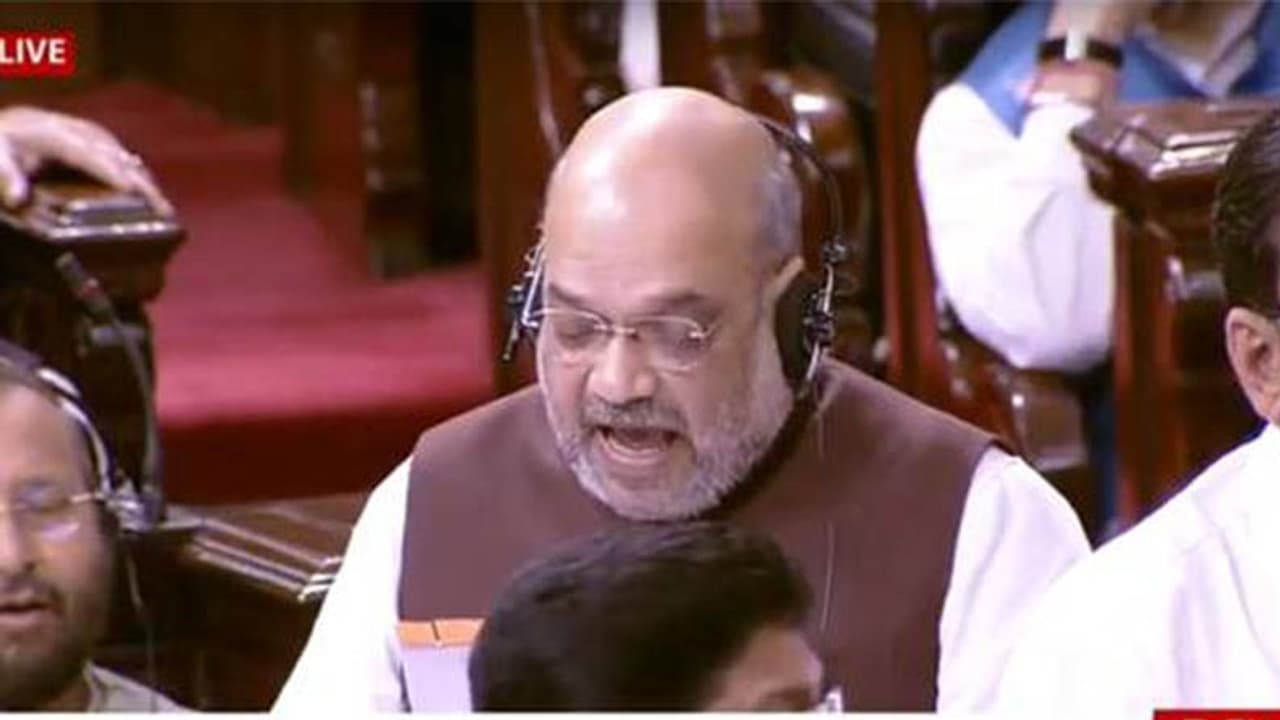 లోక్సభలో కాశ్మీర్ విభజన బిల్లు ప్రవేశపెట్టిన అమిత్ షా లోక్సభలో కాశ్మీర్ విభజన బిల్లు ప్రవేశపెట్టిన అమిత్ షా