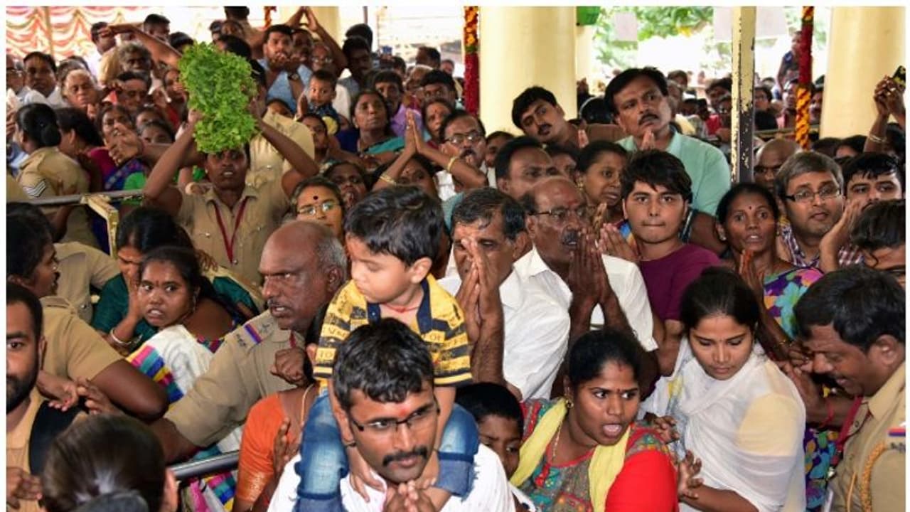 உஷார் மக்களே..! குலுங்குது காஞ்சிபுரம்..! அத்தி வரதரை காண இப்போதே 5 லட்சம் மக்கள்...! உஷார் மக்களே..! குலுங்குது காஞ்சிபுரம்..! அத்தி வரதரை காண இப்போதே 5 லட்சம் மக்கள்...!