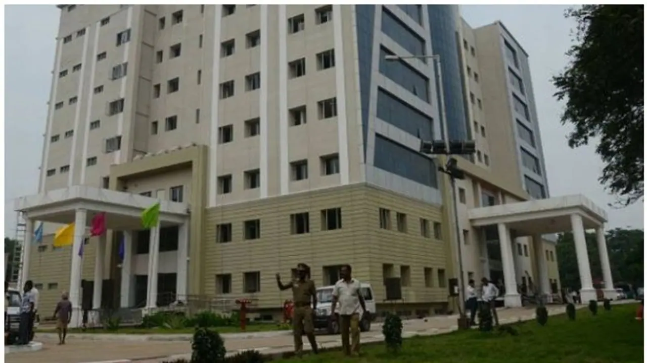 சென்னை காவல் ஆணையர் அலுவலக வளாகத்தில் இளைஞர் தீக்குளிக்க முயற்சி. போலீஸ் விசாரணை.. சென்னை காவல் ஆணையர் அலுவலக வளாகத்தில் இளைஞர் தீக்குளிக்க முயற்சி. போலீஸ் விசாரணை..