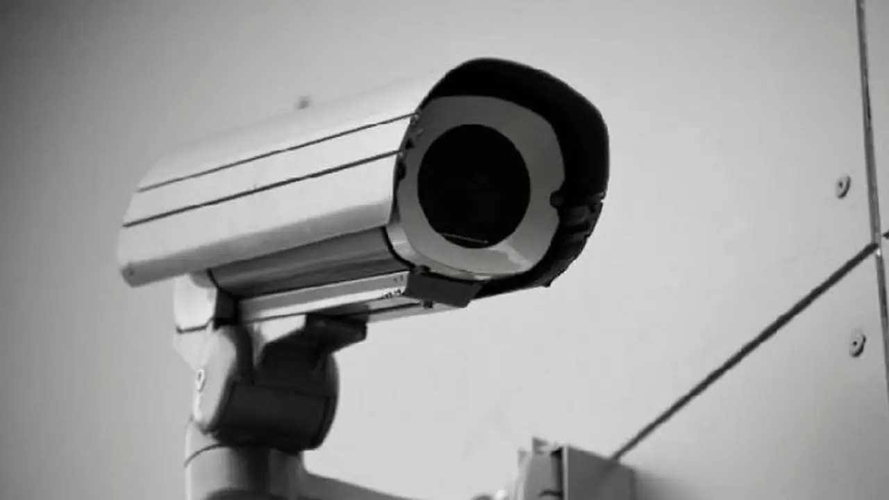 ಸಿಸಿಟಿವಿಯಲ್ಲಿ ಸೆರೆಯಾಯ್ತು ಅಗೋಚರ ಬೆಳಕು: ಜನರಲ್ಲಿ ಆತಂಕ ಸಿಸಿಟಿವಿಯಲ್ಲಿ ಸೆರೆಯಾಯ್ತು ಅಗೋಚರ ಬೆಳಕು: ಜನರಲ್ಲಿ ಆತಂಕ