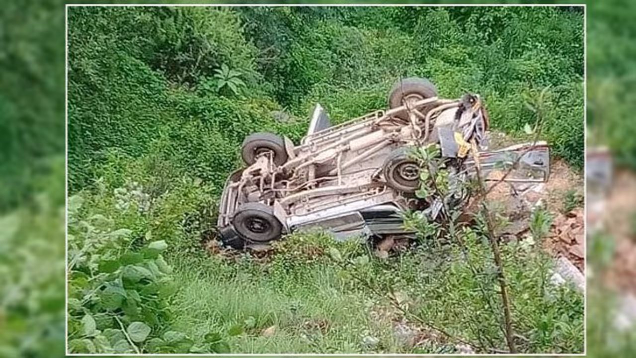 3 हादसों में 9 बच्चों सहित 18 की मौत, खाई में गिरी स्कूली वैन, बस पर टूटकर गिर पहाड़ 3 हादसों में 9 बच्चों सहित 18 की मौत, खाई में गिरी स्कूली वैन, बस पर टूटकर गिर पहाड़