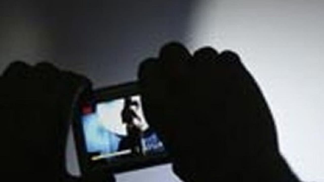 இளம்பெண்ணை கற்பழித்து செல்போனில் வீடியோ எடுத்த காதலன்.... ஆசை காட்டி கற்பழித்தும், 2 முறை கரு கலைத்து நாசம் செய்த கொடுமை இளம்பெண்ணை கற்பழித்து செல்போனில் வீடியோ எடுத்த காதலன்.... ஆசை காட்டி கற்பழித்தும், 2 முறை கரு கலைத்து நாசம் செய்த கொடுமை