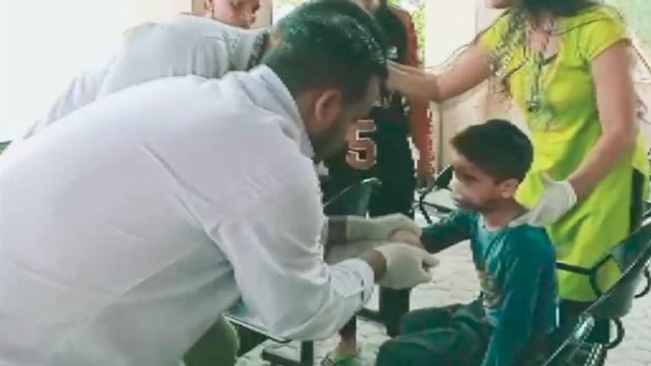 নিয়ন্ত্রণ হারিয়ে খাদে স্কুলবাস, মর্মান্তিক দুর্ঘটনায় মৃত ৭, চলছে উদ্ধারকাজ নিয়ন্ত্রণ হারিয়ে খাদে স্কুলবাস, মর্মান্তিক দুর্ঘটনায় মৃত ৭, চলছে উদ্ধারকাজ