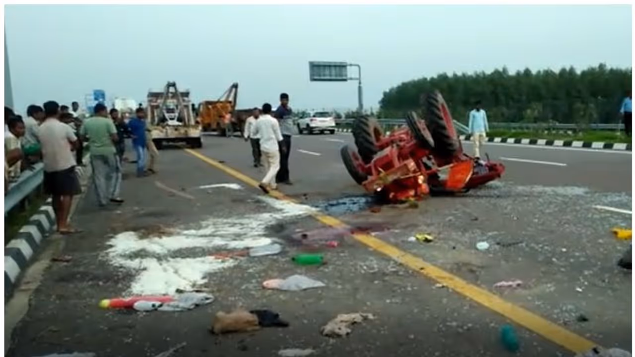 ನರಗುಂದ: ಟ್ರ್ಯಾಕ್ಟರ್ ಪಲ್ಟಿ, ಯುವಕರಿಬ್ಬರ ದುರ್ಮರಣ ನರಗುಂದ: ಟ್ರ್ಯಾಕ್ಟರ್ ಪಲ್ಟಿ, ಯುವಕರಿಬ್ಬರ ದುರ್ಮರಣ