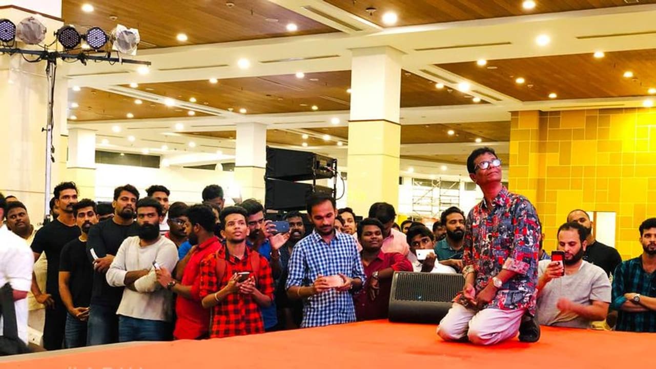 ഇയാളെന്തൊരു മനുഷ്യനാ.. ഇന്ദ്രന്സിന്റെ ആ ഫോട്ടോയ്ക്ക് പിന്നില് ഇയാളെന്തൊരു മനുഷ്യനാ.. ഇന്ദ്രന്സിന്റെ ആ ഫോട്ടോയ്ക്ക് പിന്നില്